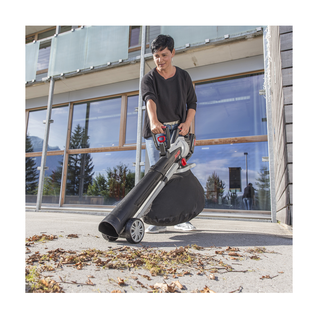 113662-battery-leaf-vacuum-cleaner-lbv-4090-webshop-mood-00_v3