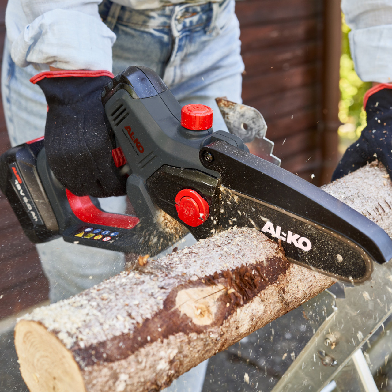 114016-mini-chainsaw-csm-1815-webshop-mood-03_v4